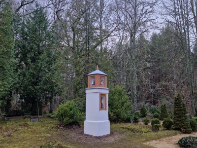 Gudeniekos Dūru kapos atjaunota kapela ar skulptūrām