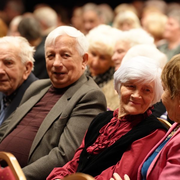 Kuldīgas Kultūras centrā valdīja īpaši gaiša un sirsnīga gaisotne. Uz kopīgu Ziemassvētku ieskandināšanas pasākumu pulcējās gandrīz 400 Kuldīgas novada senioru.