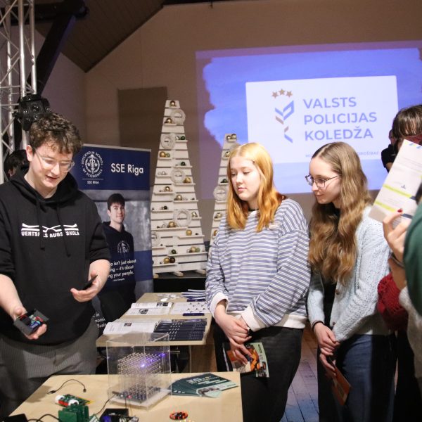 Vidusskolēni ver durvis uz augstskolu