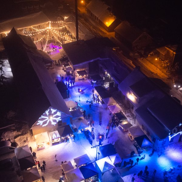 Kaļķu ielas kvartāls Kuldīgā, kas izgaismots Ziemassvētku laikā